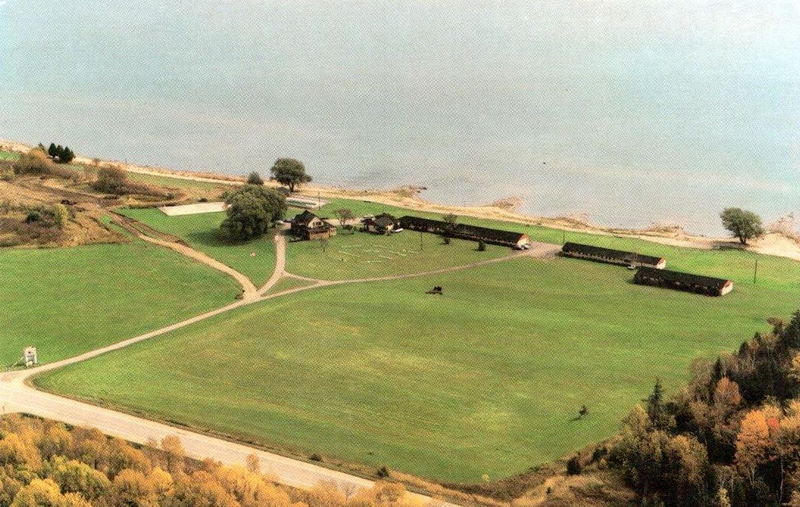 Halsteads Bayside Park Motel & Restaurant - Vintage Postcard (newer photo)